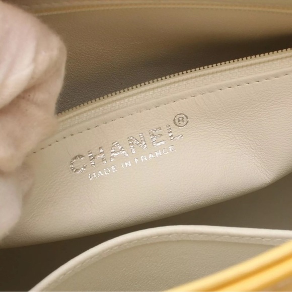 CHANEL Medallion Tote Bag A01804 Patent leather Yellow Used Women - Picture 6 of 17